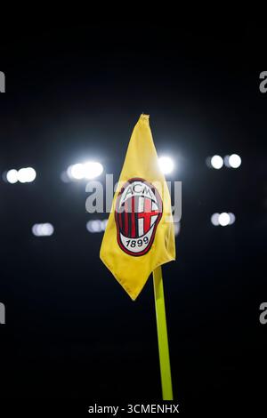 Eine Eckfahne mit dem Logo des AC Milan ist vor dem Fußballspiel der Serie A zwischen dem AC Milan und Bologna FC zu sehen. Stockfoto