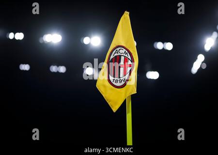 Eine Eckfahne mit dem Logo des AC Milan ist vor dem Fußballspiel der Serie A zwischen dem AC Milan und Bologna FC zu sehen. Stockfoto