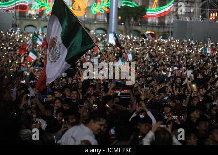 Mexiko-Stadt, Mexiko. September 2025. Die Menschen besuchen den Grito de Independencia zum 215. Jahrestag des Beginns des Kampfes für die Unabhängigkeitserklärung auf dem Hauptplatz Zocalo. Am 15. September 2025 in Mexiko-Stadt. (Foto: Ian Robles/Eyepix Group) Credit: Eyepix Group/Alamy Live News Stockfoto