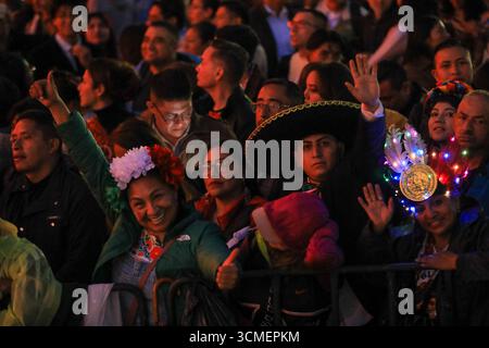 Mexiko-Stadt, Mexiko. September 2025. Die Menschen besuchen den Grito de Independencia zum 215. Jahrestag des Beginns des Kampfes für die Unabhängigkeitserklärung auf dem Hauptplatz Zocalo. Am 15. September 2025 in Mexiko-Stadt. (Foto: Ian Robles/Eyepix Group) Credit: Eyepix Group/Alamy Live News Stockfoto