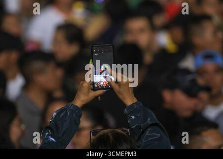 Mexiko-Stadt, Mexiko. September 2025. Die Menschen besuchen den Grito de Independencia zum 215. Jahrestag des Beginns des Kampfes für die Unabhängigkeitserklärung auf dem Hauptplatz Zocalo. Am 15. September 2025 in Mexiko-Stadt. (Foto: Ian Robles/Eyepix Group) Credit: Eyepix Group/Alamy Live News Stockfoto