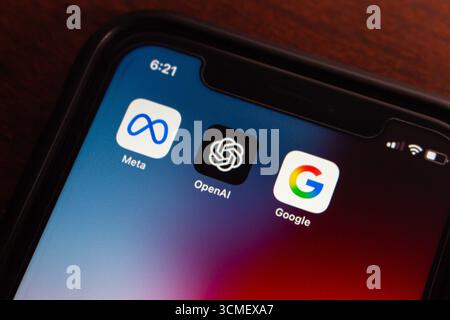 Smartphone-Bildschirm mit App-Symbolen für Meta, OpenAI und Google, die führende Technologieunternehmen im Bereich KI und digitale Dienste repräsentieren. Stockfoto