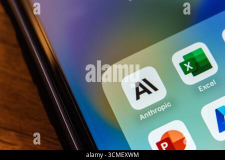 Mexiko-Stadt, MEXIKO - 15. September 2025 : Nahaufnahme eines Smartphone-Bildschirms mit Anthropic AI und Microsoft Excel Apps. Stockfoto