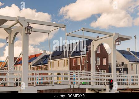 Alte Brücke vor neu erbauten Einfamilienhäusern in Harderwijk, Niederlande Stockfoto