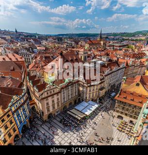 Ein Blick aus der Vogelperspektive auf die Moldau vom Rathausturm auf dem Altstadtplatz im Zentrum von Prag im Frühling Stockfoto