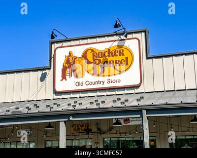 Cracker Barrel Schild an der Außenseite eines Cracker Barrel Restaurants vor blauem Himmel, Hobart, 14. September 2025 Stockfoto