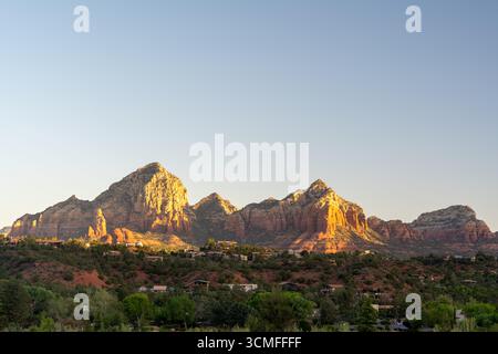 Der goldene Sonnenuntergang beleuchtet die roten Felsformationen von Sedona und die malerische Wüstenlandschaft Stockfoto