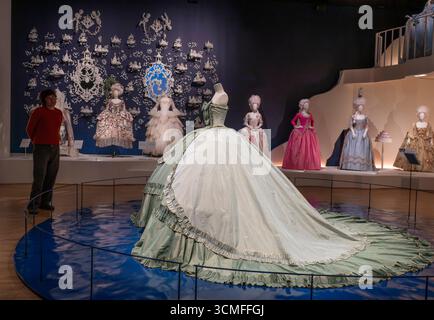 (Embargo bis 00,01 Mi, 17. September 2025). V&A, LONDON, GROSSBRITANNIEN. September 2025. Marie Antoinette Style, die erste Ausstellung Großbritanniens über die französische Königin Marie Antoinette, erkundet die Ursprünge und unzählige Wiederbelebungen des Stils, der von der angesagtesten Königin der Geschichte geprägt wurde: Eine Modeikone ihrer Zeit und eine frühmoderne „Berühmtheit“. Quelle: Malcolm Park/Alamy Live News Stockfoto