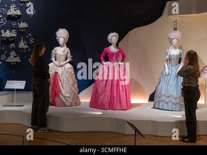 (Embargo bis 00,01 Mi, 17. September 2025). V&A, LONDON, GROSSBRITANNIEN. September 2025. Marie Antoinette Style, die erste Ausstellung Großbritanniens über die französische Königin Marie Antoinette, erkundet die Ursprünge und unzählige Wiederbelebungen des Stils, der von der angesagtesten Königin der Geschichte geprägt wurde: Eine Modeikone ihrer Zeit und eine frühmoderne „Berühmtheit“. Bild: Das Finale der Ausstellung ist eine faszinierende Grotte zeitgenössischer Kleidung, darunter Couture-Stücke von Designern wie Moschino, Dior, Chanel, erdem, Vivienne Westwood und Valentino, sowie Kostüme für Leinwand, wie zum Beispiel für Sofia Coppolas Oscar W Stockfoto