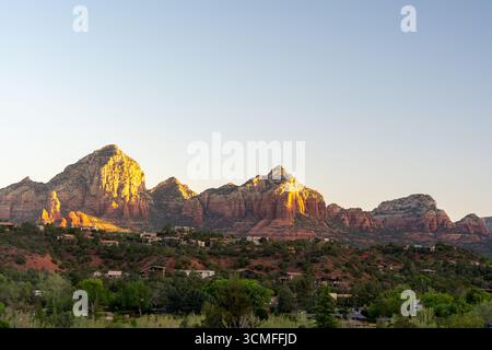 Der goldene Sonnenuntergang beleuchtet die roten Felsformationen von Sedona und die malerische Wüstenlandschaft Stockfoto