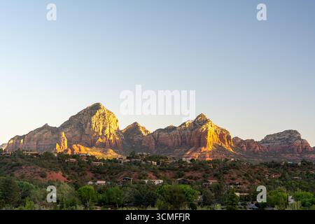 Der goldene Sonnenuntergang beleuchtet die roten Felsformationen von Sedona und die malerische Wüstenlandschaft Stockfoto