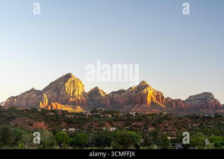 Der goldene Sonnenuntergang beleuchtet die roten Felsformationen von Sedona und die malerische Wüstenlandschaft Stockfoto