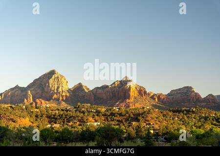 Der goldene Sonnenuntergang beleuchtet die roten Felsformationen von Sedona und die malerische Wüstenlandschaft Stockfoto