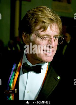 Washington, Vereinigte Staaten Von Amerika. Dezember 2005. 2005 Kennedy Center-Preisträger Robert Redford kommt am 4. Dezember 2005 für die Kennedy Center Honors-Aufnahme im John F. Kennedy Center for the Performing Arts in Washington, DC. Credit: Ron Sachs/CNP/SIPA USA Credit: SIPA USA/Alamy Live News Stockfoto