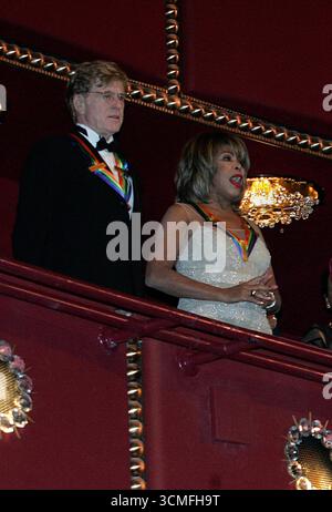 Washington, Vereinigte Staaten Von Amerika. Dezember 2005. Der Schauspieler Robert Redford und die Sängerin Tina Turner nahmen am 4. Dezember 2005 an der Kennedy Center Honors Gala im John F. Kennedy Center for the Performing Arts in Washington teil. Mitglieder der 28. Klasse der Kennedy Center Honorees werden für ihre Beiträge zu Kunst und Kultur ausgezeichnet. Kredit: Katie Falkenberg - Pool über CNP/SIPA USA Kredit: SIPA USA/Alamy Live News Stockfoto