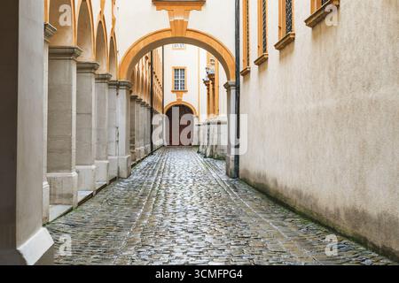 MELK, ÖSTERREICH - 12. MAI 2019: Dies ist der Übergang zur Klosterkirche zwischen den Klostergebäuden des berühmten Benediktinerklosters. Stockfoto