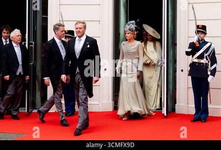 DEN HAAG – König Willem-Alexander, Königin Máxima und Prinzessin Amalia verlassen das Königliche Theater nach der Thronansprache während des Budget Day. Das neue Arbeitsjahr für Senat und Repräsentantenhaus beginnt am dritten Dienstag im September. ANP IRIS VAN DEN BROEK niederlande aus - belgien aus Stockfoto