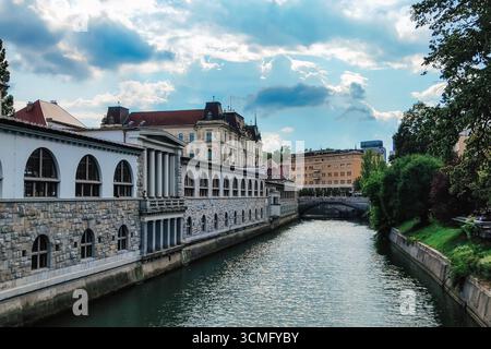 Fluss Ljubljanica und Zentralmarkt, Ljubljana, Slowenien. Stockfoto