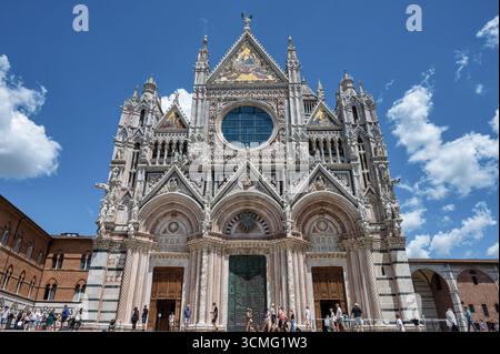 Siena, Italien – 8. Juli 2025: Die Vorderseite des Duomo di Siena oder der Kathedrale von Siena Stockfoto