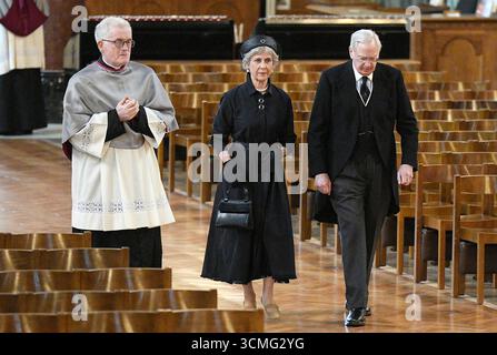 Der Herzog und die Herzogin von Gloucester kommen zum Requiem-Gottesdienst für die Herzogin von Kent an der Westminster Cathedral im Zentrum von London an. Bilddatum: Dienstag, 16. September 2025. Dies ist die erste katholische Trauerfeier für ein Mitglied der königlichen Familie in der modernen britischen Geschichte. Katharine, die Ehefrau des Cousins der verstorbenen Königin, des Herzogs von Kent, konvertierte 1994 zum Katholizismus. Stockfoto