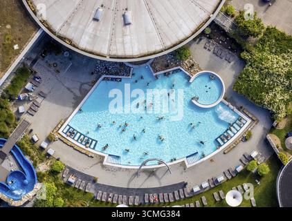 Luftaufnahme, Maximare Erlebnistherme Bad Hamm und Badende im Schwimmbad im Stadtteil Mitte von Hamm, Ruhrgebiet, Nordrhein-Westfalen, Germa Stockfoto