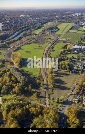 Luftaufnahme, neuer Verlauf des Hochwasserdeiches zwischen Münsterstraße und Faehrstraße an der Lippe und Hamm Flugplatz Start und Start- und Landebahn in der Deich Stockfoto