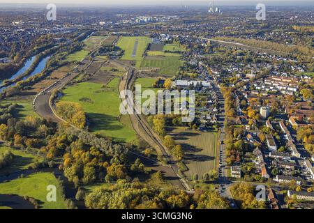 Luftaufnahme, neuer Verlauf des Hochwasserdeiches zwischen Münsterstraße und Faehrstraße an der Lippe und Hamm Flugplatz Start und Start- und Landebahn in der Deich Stockfoto