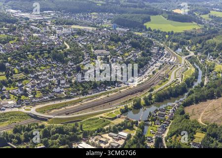 Luftaufnahme, Bahnhof Finnentrop mit Fußgängerbrücke, Finnentrop, Sauerland, Nordrhein-Westfalen, Deutschland, Bahngleise, Bahnstatio Stockfoto