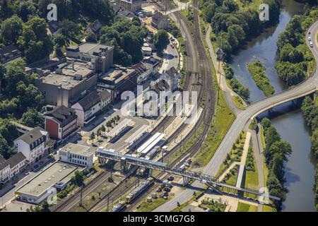 Luftaufnahme, Bahnhof Finnentrop mit Fußgängerbrücke, Finnentrop, Sauerland, Nordrhein-Westfalen, Deutschland, Bahngleise, Bahnstatio Stockfoto