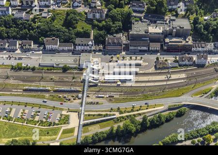 Luftaufnahme, Bahnhof Finnentrop mit Fußgängerbrücke, Finnentrop, Sauerland, Nordrhein-Westfalen, Deutschland, Bahngleise, Bahnstatio Stockfoto
