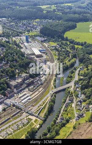Luftaufnahme, Bahnhof Finnentrop mit Fußgängerbrücke, Finnentrop, Sauerland, Nordrhein-Westfalen, Deutschland, Bahngleise, Bahnstatio Stockfoto