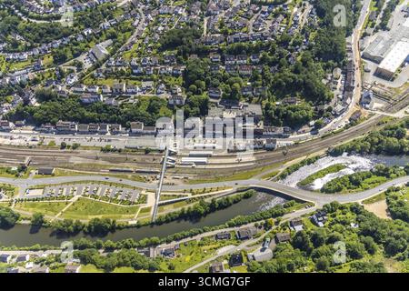 Luftaufnahme, Bahnhof Finnentrop mit Fußgängerbrücke, Finnentrop, Sauerland, Nordrhein-Westfalen, Deutschland, Bahngleise, Bahnstatio Stockfoto
