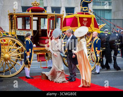 DIE HAAG – König Willem-Alexander, Königin Máxima und Prinzessin Amalia kommen am Königlichen Theater an, um während des Prinsjesdag (Budgettag) eine Rede vom Thron zu halten. Das neue Arbeitsjahr für Senat und Repräsentantenhaus beginnt am dritten Dienstag im September. ANP IRIS VAN DEN BROEK niederlande aus - belgien aus Stockfoto