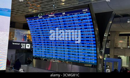 Paris, Frankreich - 14. Januar 2025: Fluginformationstafel mit zahlreichen Flugdaten und Zielorten in einem modernen Flughafen Stockfoto