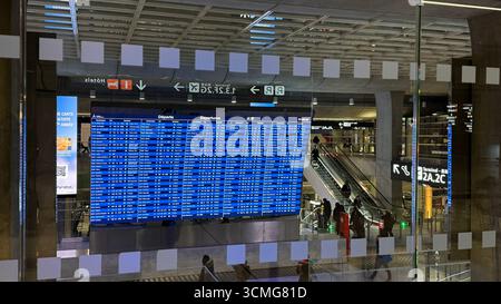 Paris, Frankreich - 14. Januar 2025: Fluginformationstafel mit zahlreichen Flugdaten und Zielorten in einem modernen Flughafen Stockfoto