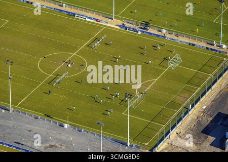 Aus der Vogelperspektive, Fußballspieler und Trainingsgelände in der Schalke Veltins-Arena, Berger Feld, Erle, Gelsenkirchen, Ruhrgebiet, Nordrhein-Westfalen, Stockfoto