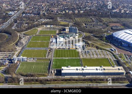 Blick aus der Vogelperspektive, Courtyard by Marriott Gelsenkirchen, Trainingsgelände in der Schalke Veltins-Arena, Berger Feld, Erle, Gelsenkirchen, Ruhrgebiet, Nord Rechts Stockfoto