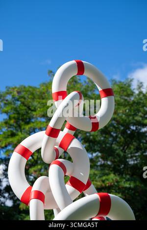 London, Großbritannien, 16. September 2025, Frieze Sculpture 2025, die 13. Ausgabe der viel gefeierten Free Public Art Initiative im Londoner Regent's Park. Vom 17. September bis 2. November. Das Thema ist Schatten mit 14 Skulpturen verschiedener internationaler Künstler, kuratiert von Fatoș Üstek. Installation: Elmgreen & Dragset - Rettungsringe, Abb. 3 (2023)., Andrew Lalchan Photography/Alamy Live News Stockfoto