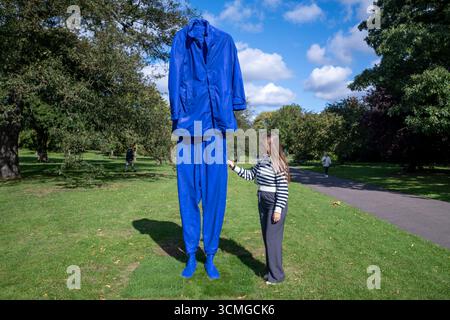 London, Großbritannien, 16. September 2025, Frieze Sculpture 2025, die 13. Ausgabe der viel gefeierten Free Public Art Initiative im Londoner Regent's Park. Vom 17. September bis 2. November. Das Thema ist Schatten mit 14 Skulpturen verschiedener internationaler Künstler, kuratiert von Fatoș Üstek. Installation: Erwin Wurm - Ghost (Substituates) (2022)., Andrew Lalchan Photography/Alamy Live News Stockfoto