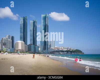 Haeundae Beach ist ein Touristenziel in Busan, Südkorea, bekannt für seinen 1,5 km langen weißen Sand, das flache Wasser und die lebhafte Atmosphäre Stockfoto