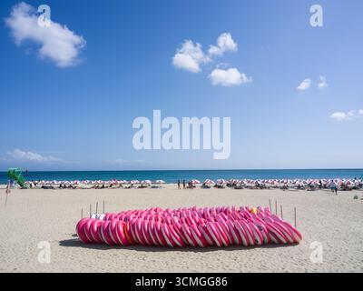 Haeundae Beach ist ein Touristenziel in Busan, Südkorea, bekannt für seinen 1,5 km langen weißen Sand, das flache Wasser und die lebhafte Atmosphäre Stockfoto