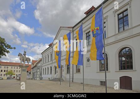 Stadtflaggen auf dem Rathaus mit Roland-Statue, Reiterstatue, Reiterstatue, Marktplatz, Haldensleben, Sachsen-Anhalt, Deutschland Stockfoto