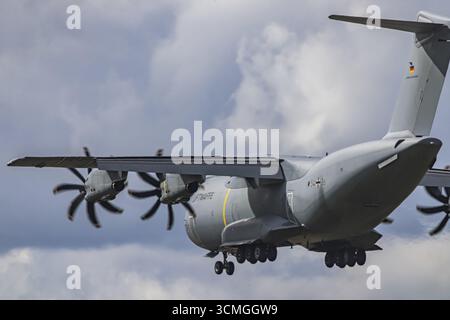 Militärflugzeuge der Deutschen Luftwaffe. Airbus A400M nähert sich dem Flughafen Stuttgart. Stuttgart, Baden-Württemberg, Deutschland Stockfoto