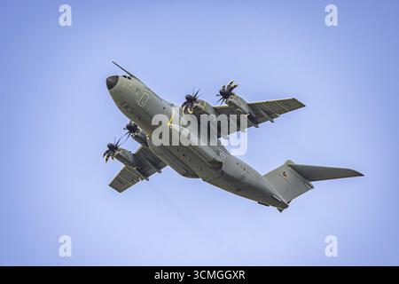 Militärflugzeuge der Deutschen Luftwaffe. Airbus A400M Kletterflug nach dem Start. Stuttgart, Baden-Württemberg, Deutschland Stockfoto
