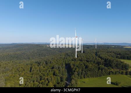 Drei Windräder erheben sich über üppigen Wald- und Grünlandschaften in der Nähe von Schorndorf, Rems-Tal, Baden-Württemberg Stockfoto