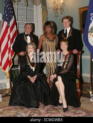 Washington, DC, 3. Dezember 2005. Die Kennedy Center-Preisträger von 2005 posieren für ein „Klassenfoto“. Hintere Reihe, links nach rechts: Sänger Tony Bennett, Sängerin Tina Turner, Schauspieler Robert Redford; erste Reihe links nach rechts: Schauspielerin Julie Harris und Balletttänzerin Suzanne Farrell im US-Außenministerium Harry S. Truman Building in Washington, DC am 3. Dezember 2005 in Washington, DC. Credit: Carol Pratt via CNP/dpa/Alamy Live News Stockfoto