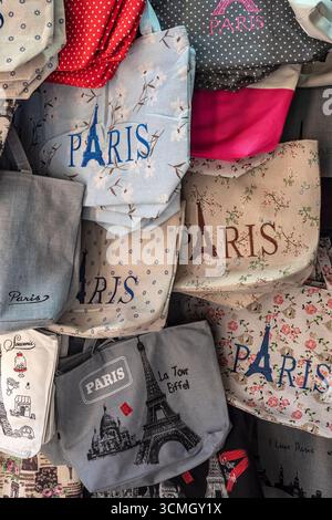 PARIS, FRANKREICH - 03. AUGUST 2018: Bunte Souvenirtaschen vor einem Souvenirladen Stockfoto