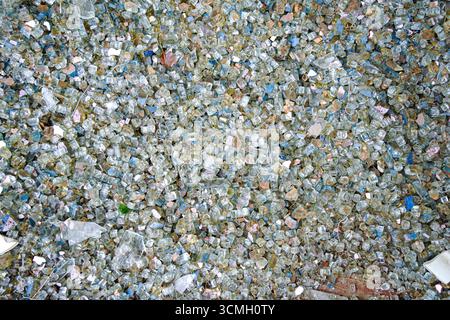 Glasscherben glitzern, Symbol für Recycling und umweltfreundliche Konzepte. Perfekte Textur für Umweltkampagnen und umweltfreundliche Visualisierungen Stockfoto