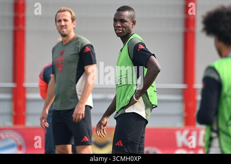 München, Deutschland. September 2025. Nicolas JACKSON (FC Bayern München), Hi: Harry KANE (FC Bayern München). Abschlusstraining am 16. September 2025, Champions League Fußball, Saison 2025/26, FC Bayern München gegen Chelsea? Quelle: dpa/Alamy Live News Stockfoto