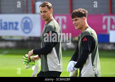 München, Deutschland. September 2025. Manuel NEUER (Torhüter FC Bayern München), Torhüter Max SCHMITT (FC Bayern München), Abschlusstraining am 16. September 2025 Fußball Champions League, Saison 2025/26 FC Bayern München FC Chelsea? Quelle: dpa/Alamy Live News Stockfoto